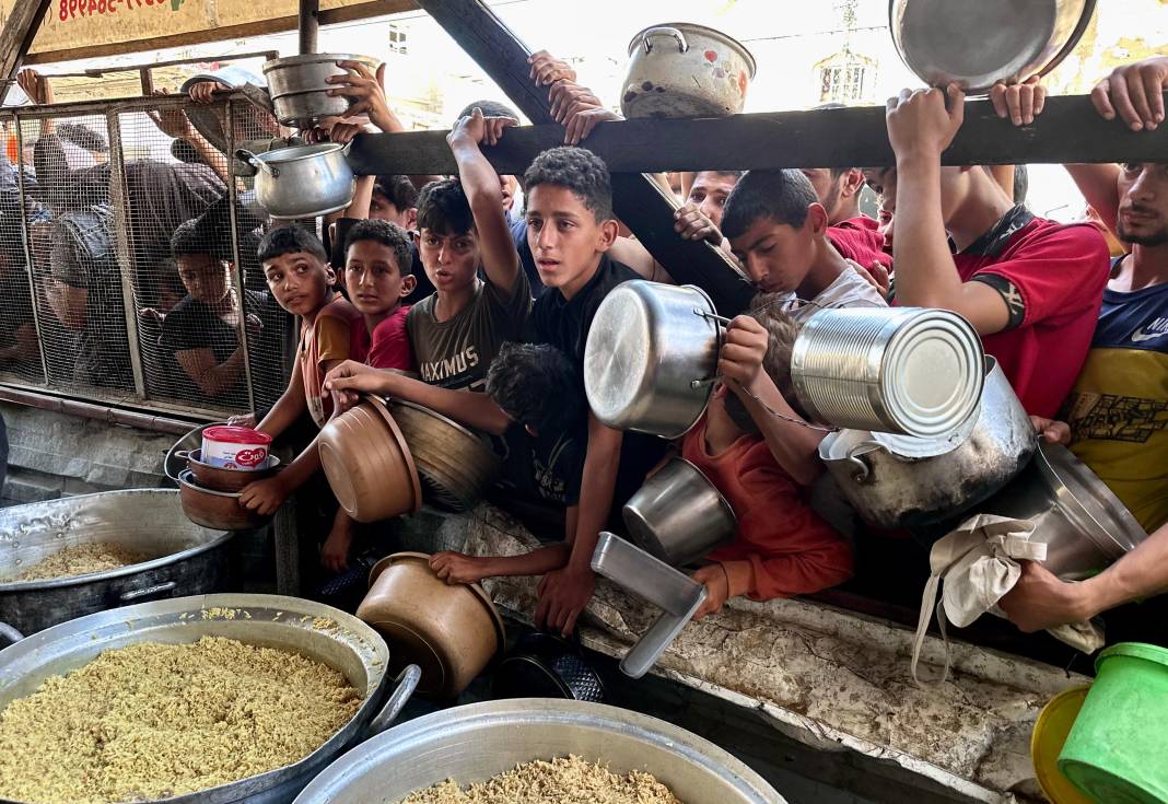 Bir kap sıcak yemek için kuyrukta bekliyorlar. Gazze’de insani kriz büyüyor 4